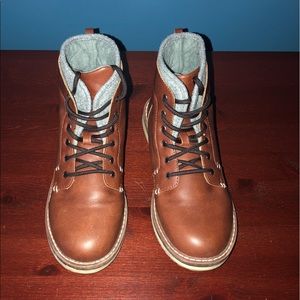 Old Navy boots for boys Size 6